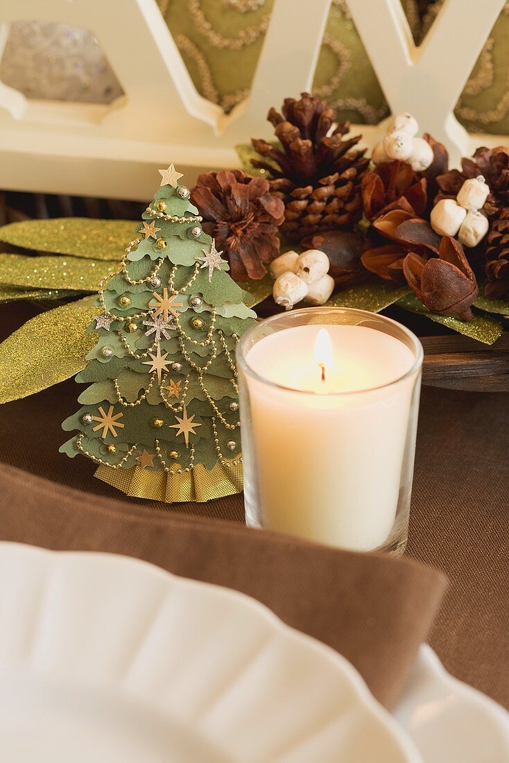 Weihnachtliche Tischdeko (künstlicher Tannenbaum, Kerze)