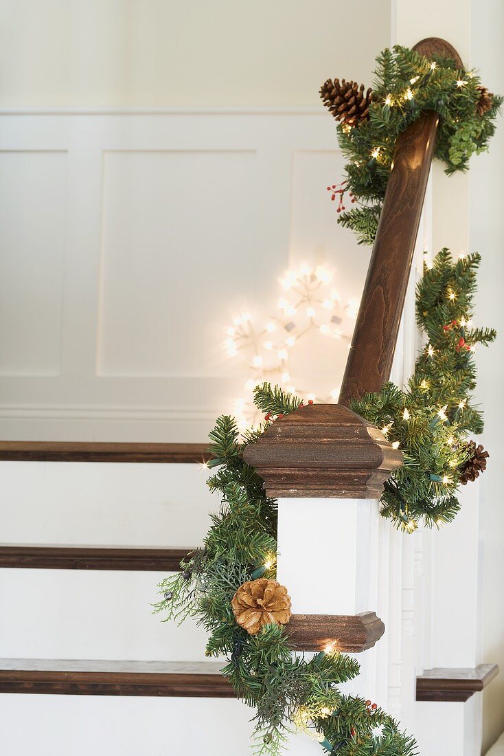 Weihnachtlich dekorierte Treppe im Haus