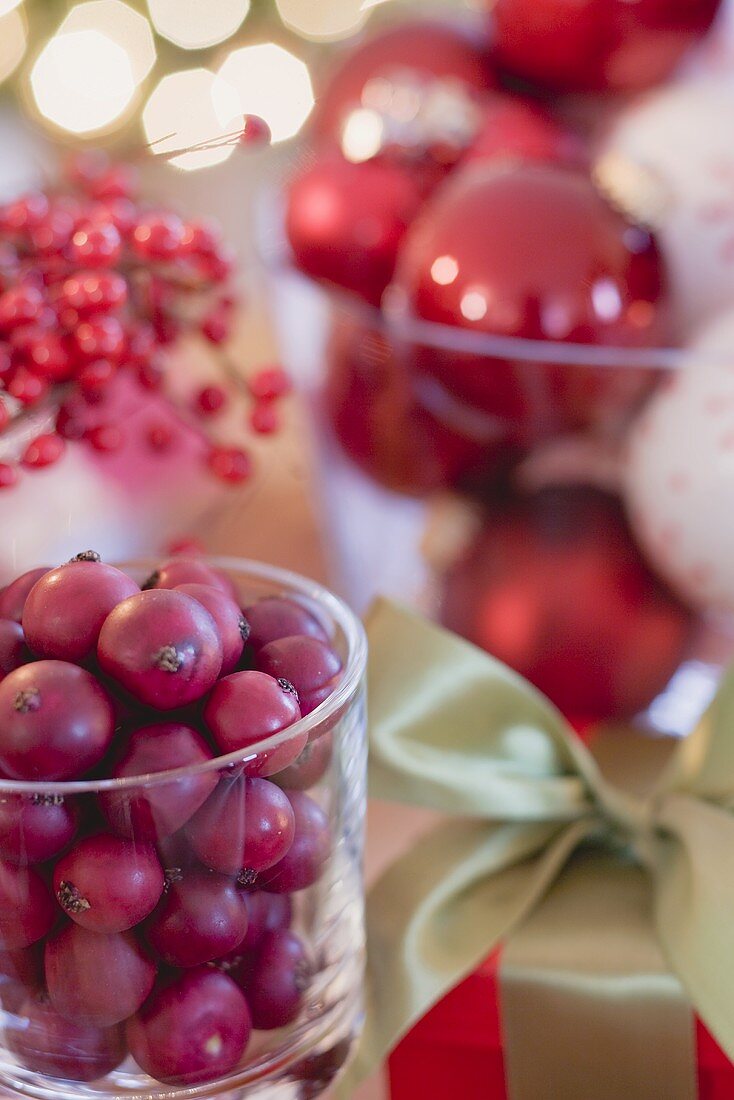 Weihnachtsdeko: Cranberries und Christbaumkugeln