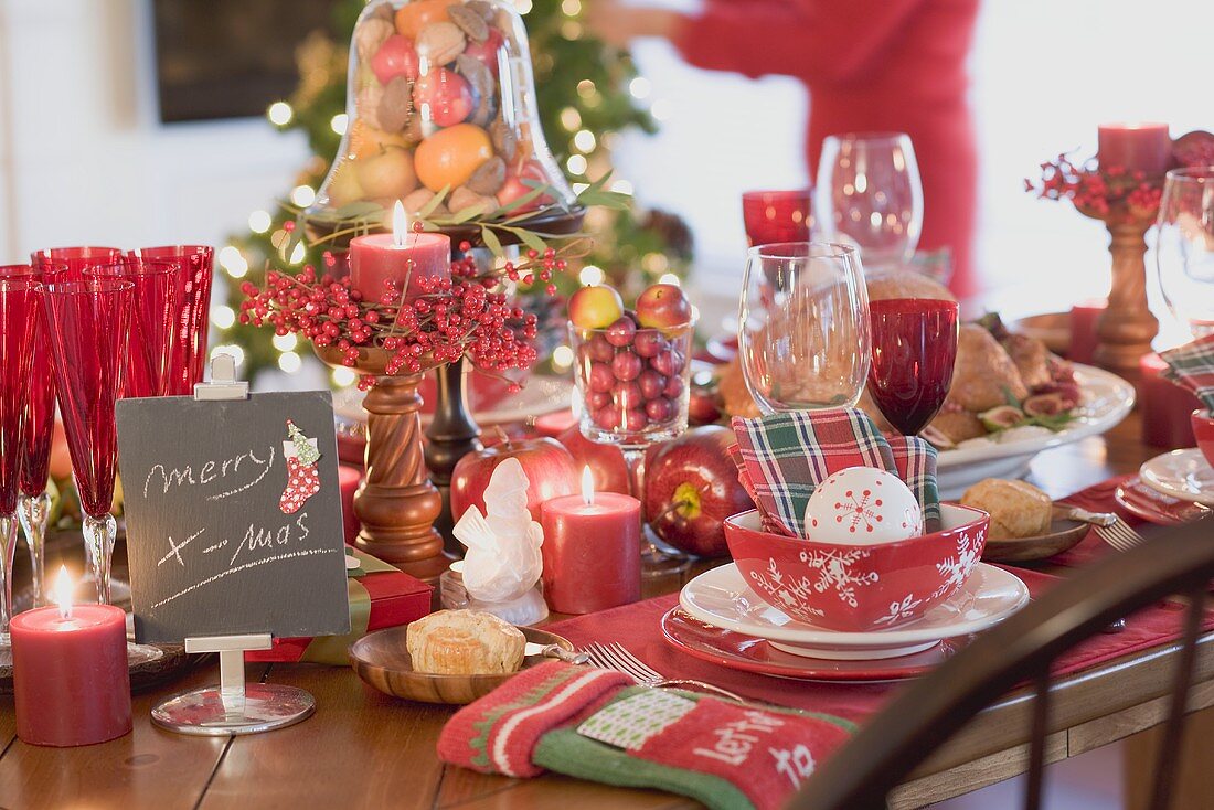 Weihnachtlich gedeckter Tisch, Frau im Hintergrund (USA)