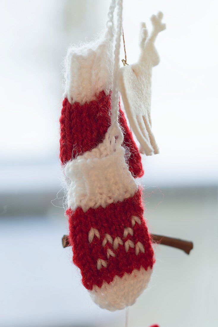 Christmas decoration: woollen mittens and felt reindeer