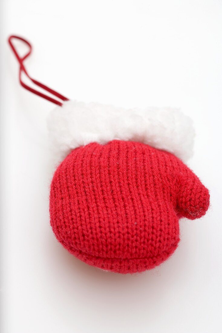Red knitted mitten (tree ornament)