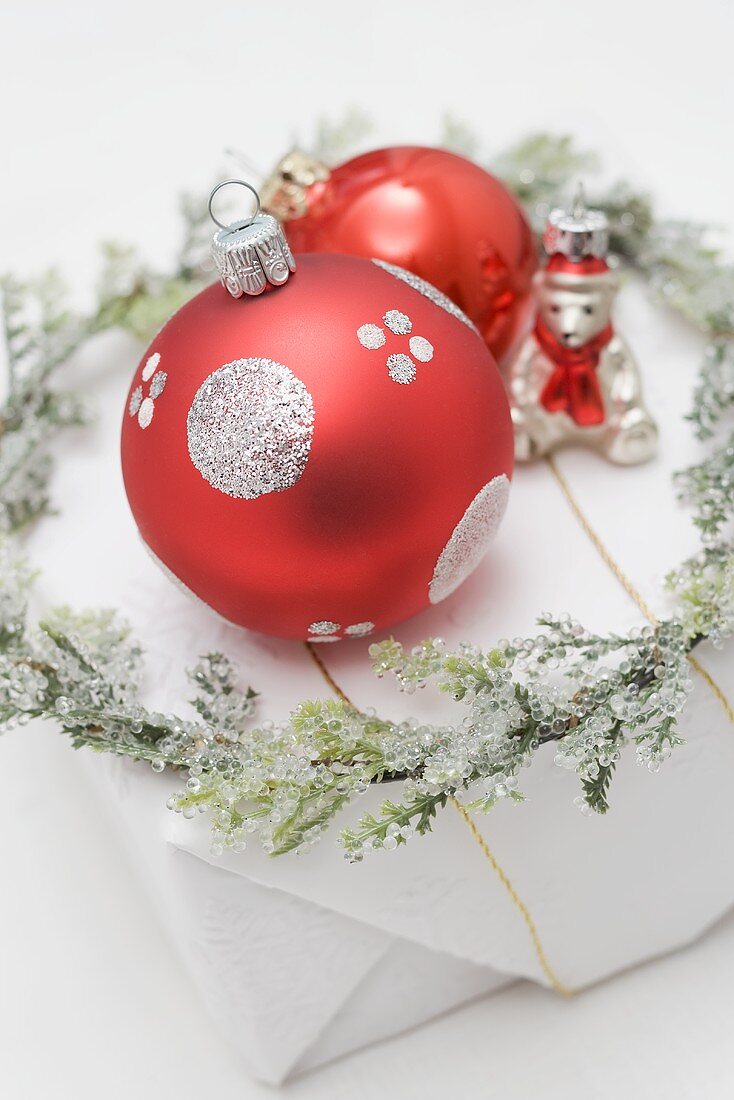 Christbaumschmuck und Kranz auf Weihnachtspaket