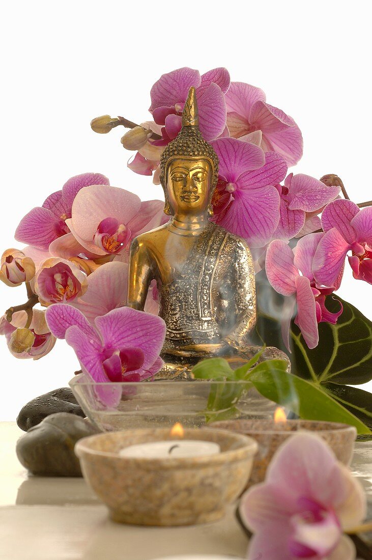 Orchideenstrauss mit Buddha-Figur