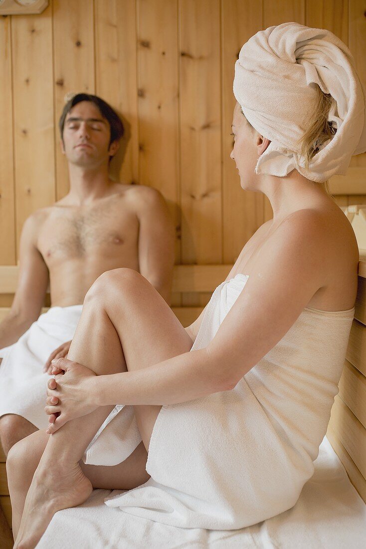 Frau und Mann sitzen in der Sauna