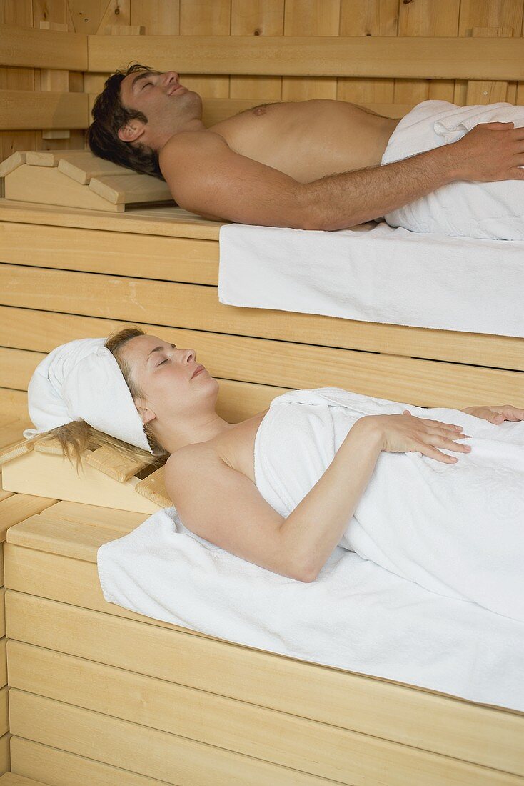Frau und Mann liegen in der Sauna