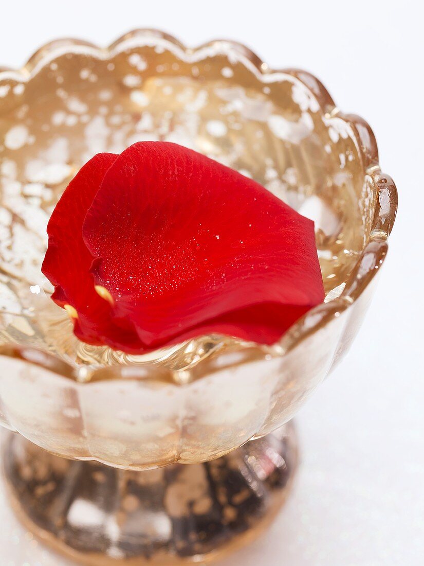 Rote Rosenblätter in Silberschale