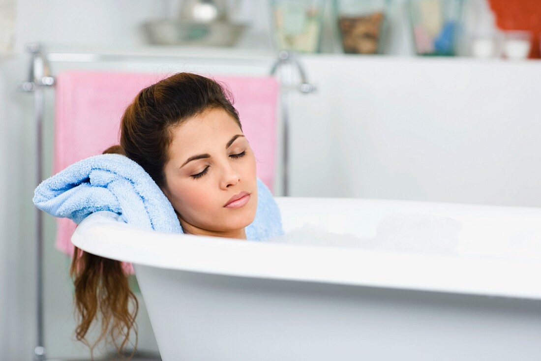 Eine Frau in der Badewanne