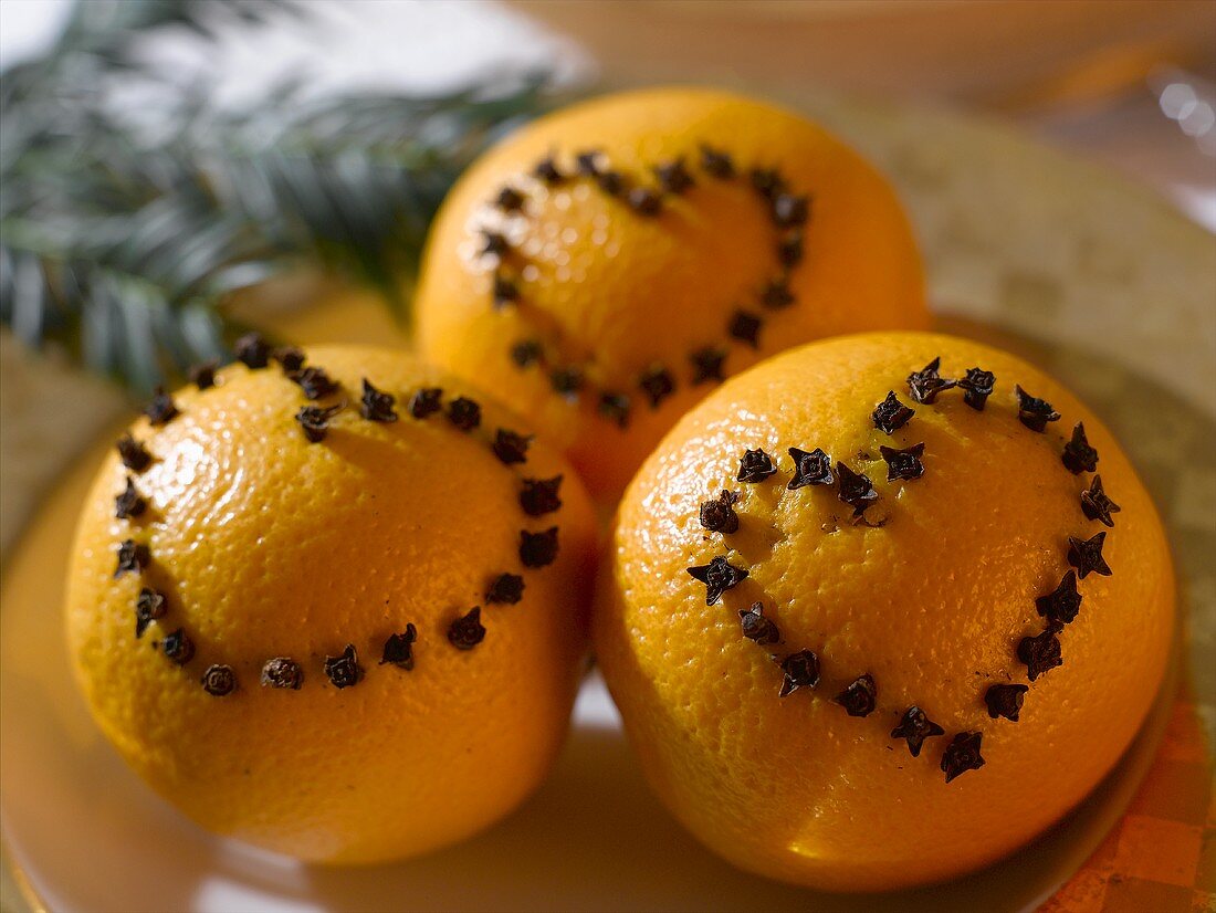 Orangen mit Herzmotiv aus Nelken