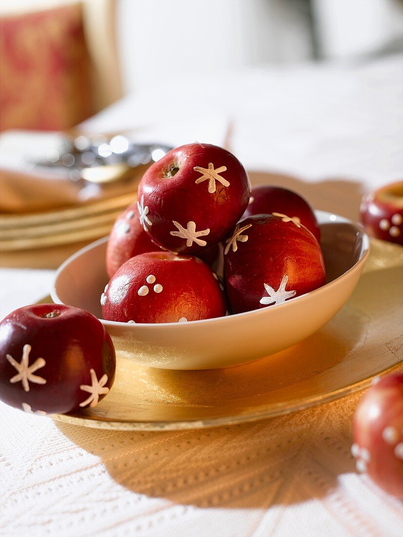 Rote Äpfel mit Zuckergussmuster