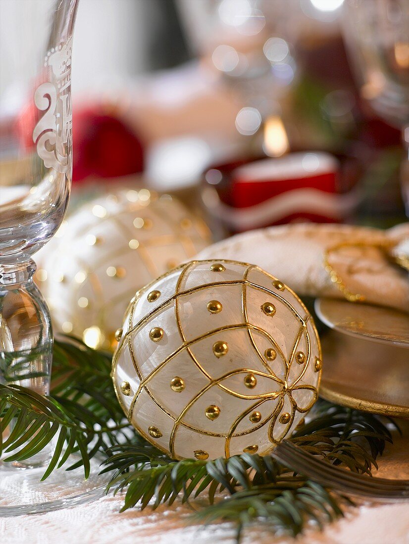 White Christmas bauble with gold pattern
