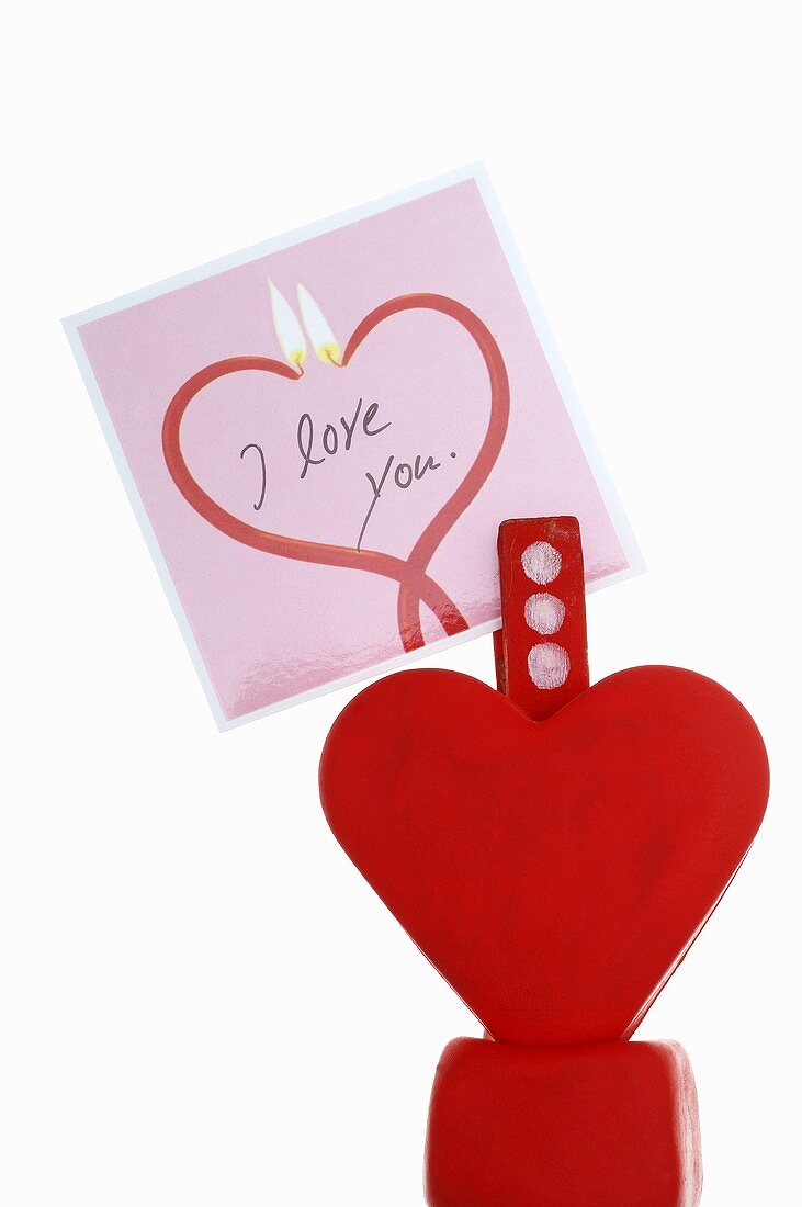 Herzförmiger Kartenhalter mit Karte zum Valentinstag
