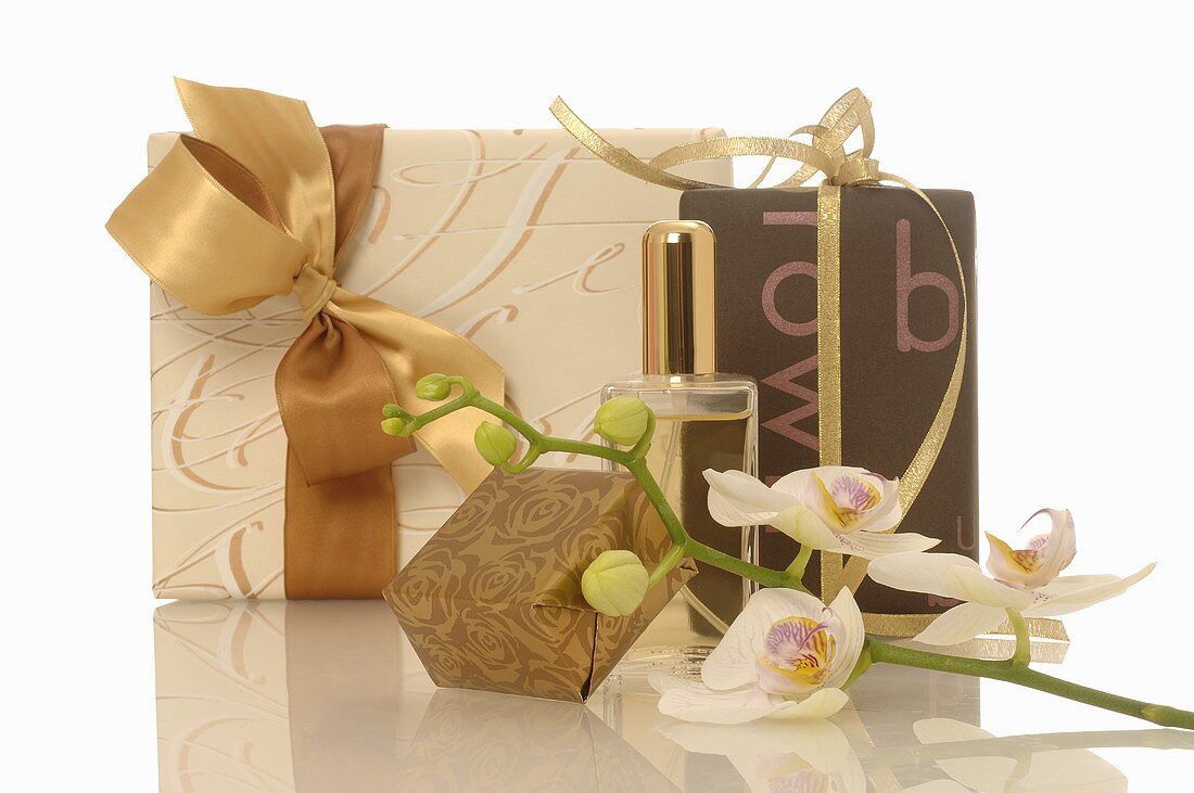 Geschenke, Parfum und Orchideen
