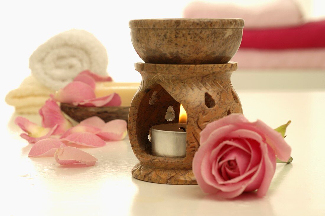 Duftlampe, rosa Rose, Handtücher und Seife