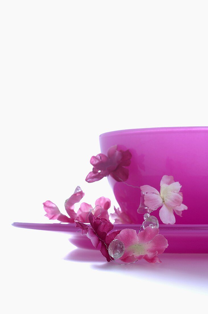 Pinkfarbenes Geschirr und Blumenkette