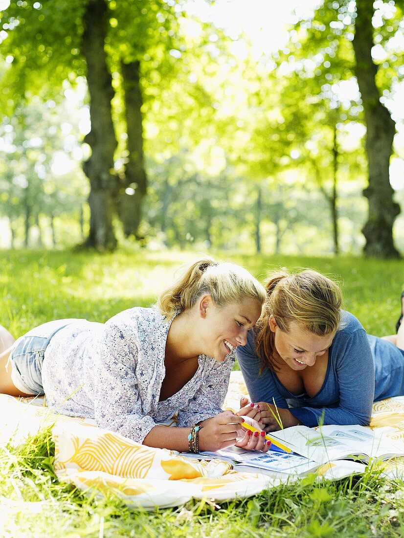 Zwei Frauen auf Picknickdecke