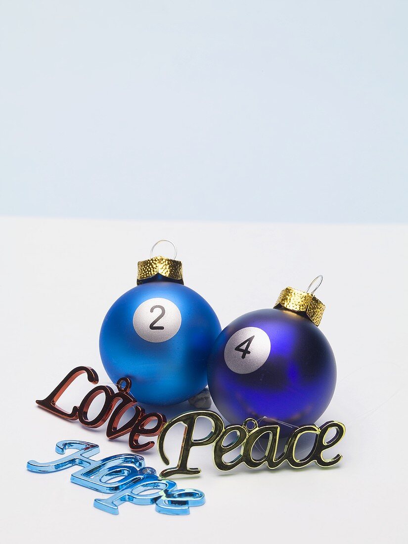Christmas baubles with numbers and tree ornaments (words)