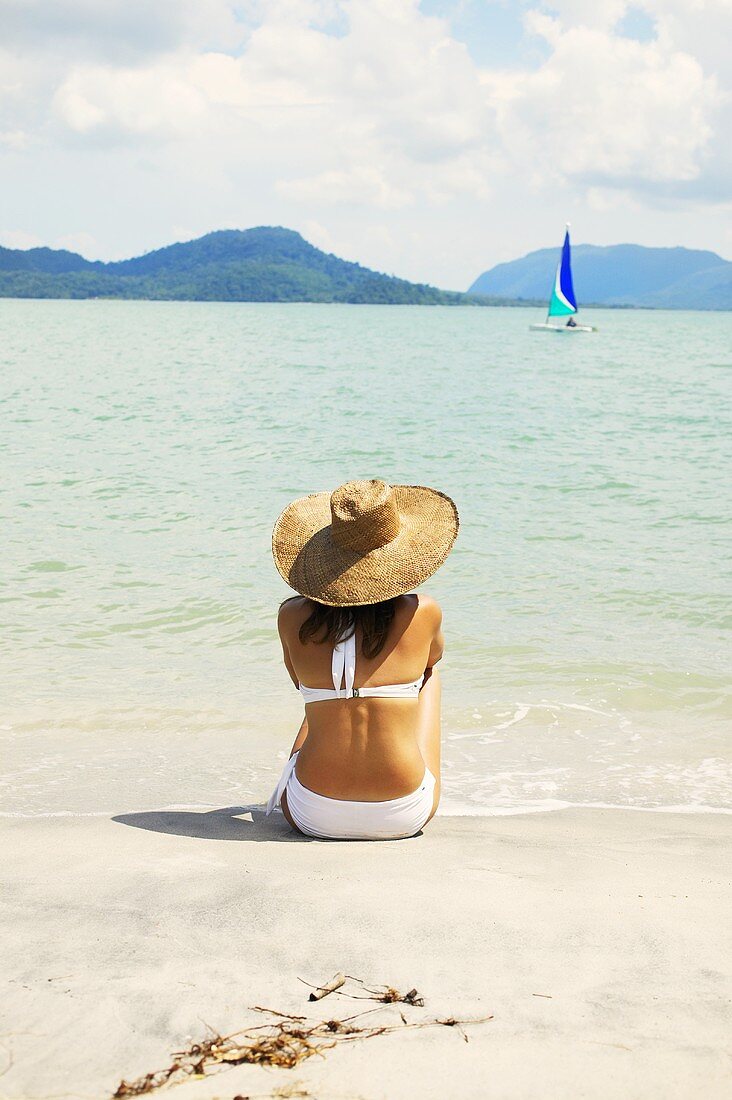 Frau mit Sonnenhut am Meer (Malaysia)