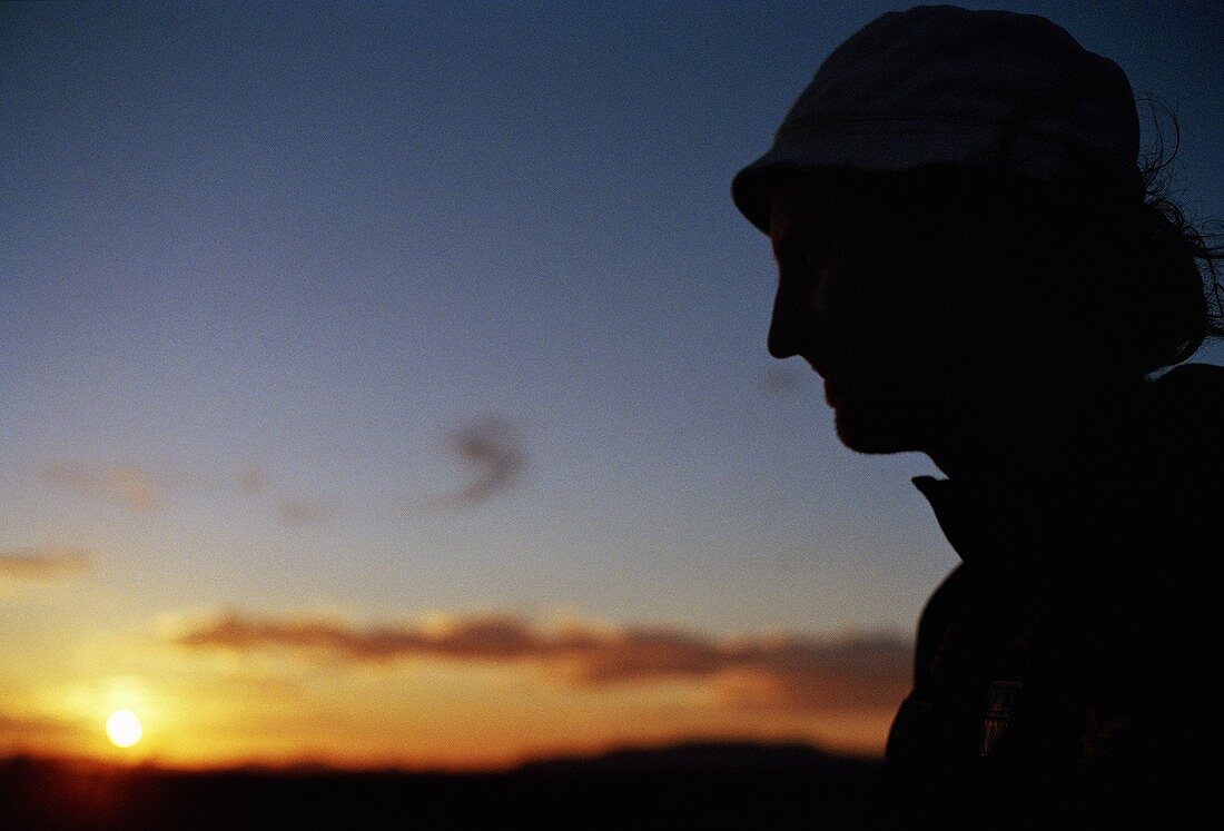 Silhouette eines Mannes vor Sonnenuntergang (Arizona, USA)