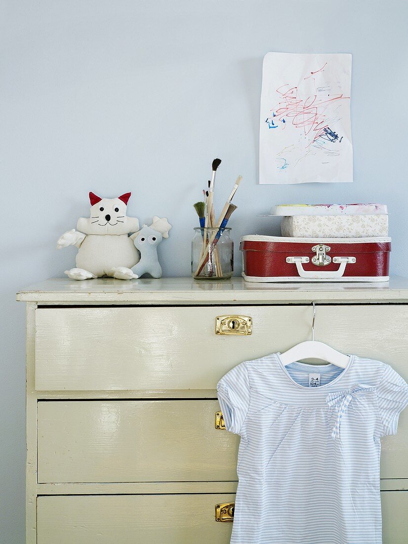 Vintage-Schubladenkommode in Kinderzimmer mit pastellblauer Wand