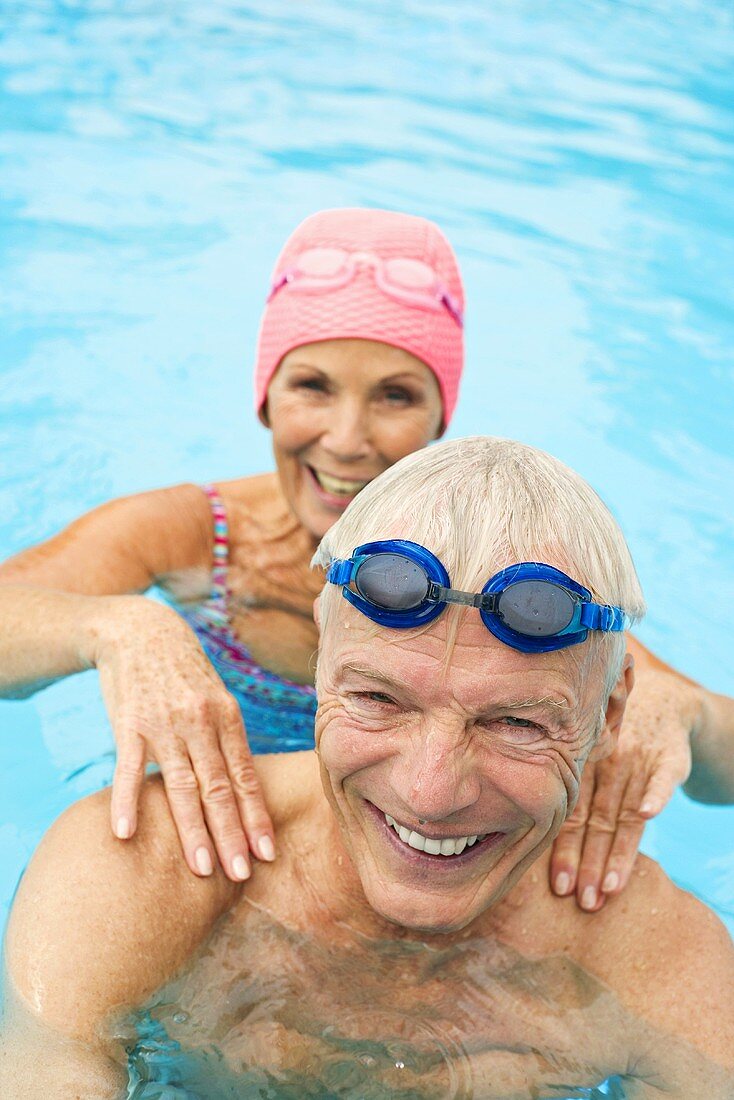 Älteres Paar im Swimmingpool