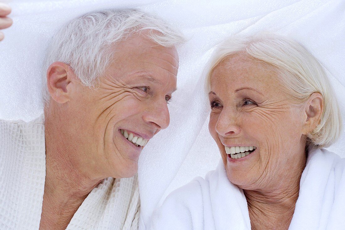 Älteres Paar in Bademänteln mit Handtuch