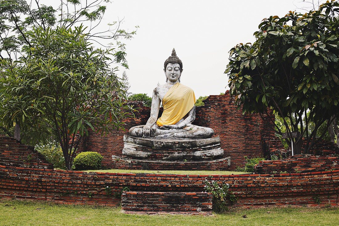 Buddhastatue im Park (Thailand)