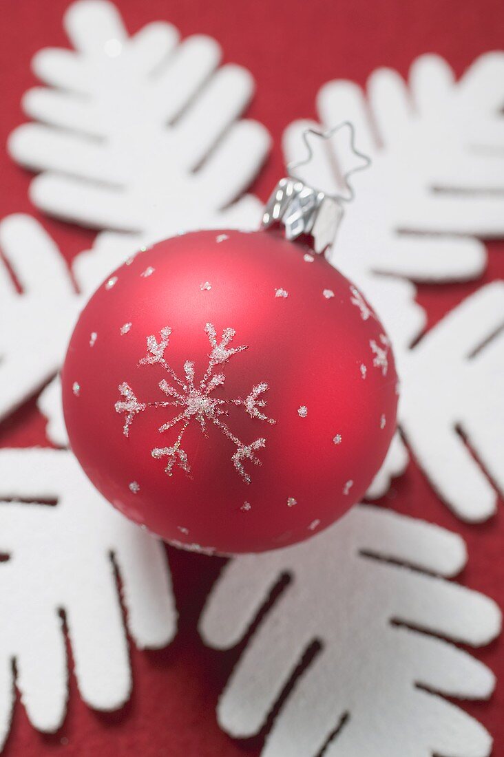 Weihnachtsdeko: Christbaumkugel auf Schneeflocke aus Filz