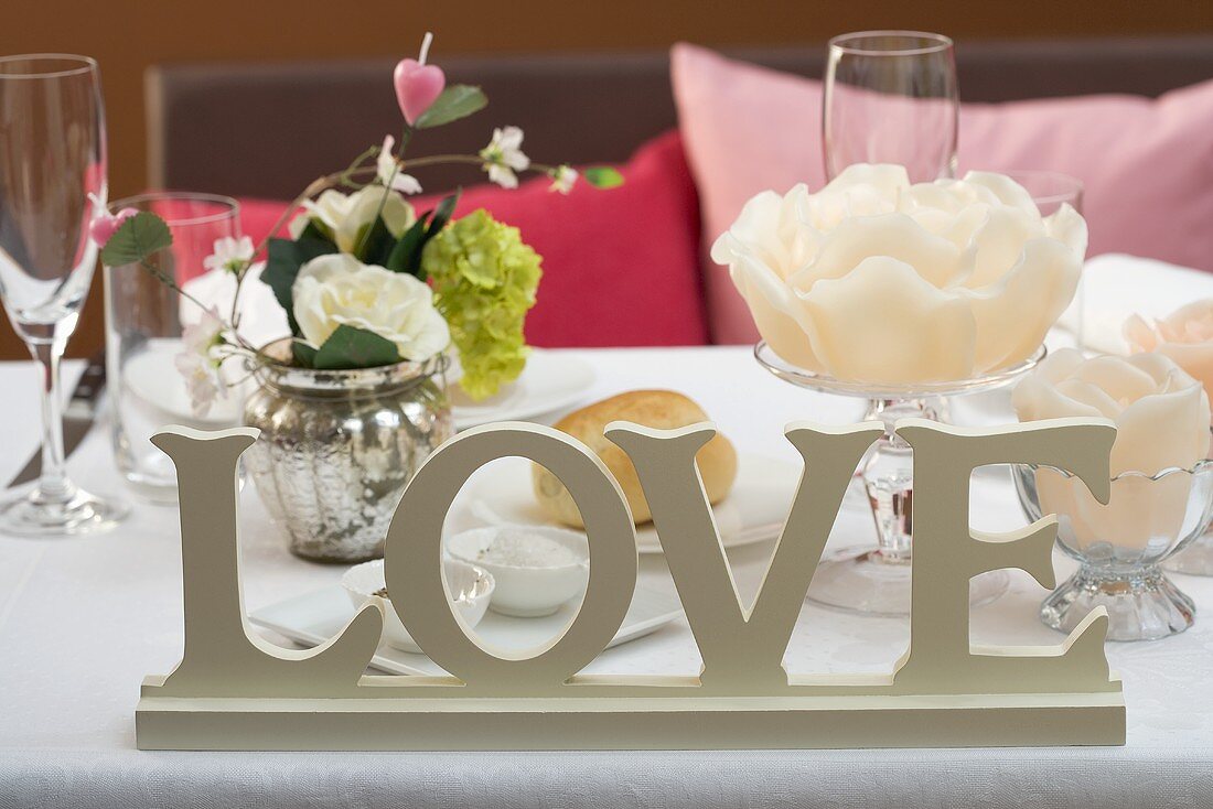 Gedeckter Tisch für ein romantisches Dinner
