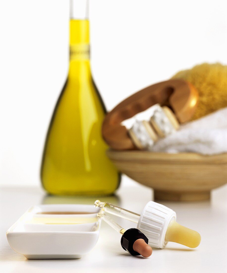 Verschiedene Öle, Pipetten, Olivenöl und Massageroller