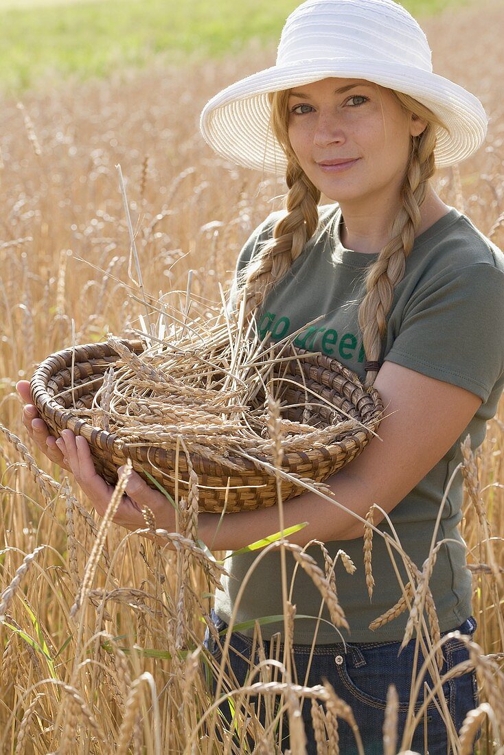 Frau mit Korb in einem Getreidefeld