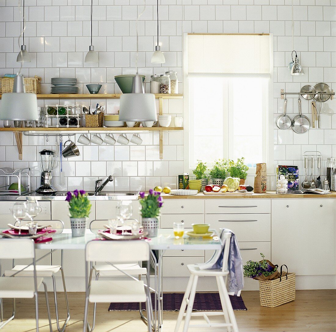 Lebendige Küche mit weißem Esstisch