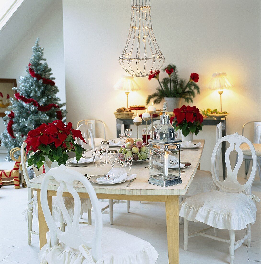 Weihnachtlich geschmücktes Esszimmer mit gedecktem Tisch für das Weihnachtsessen