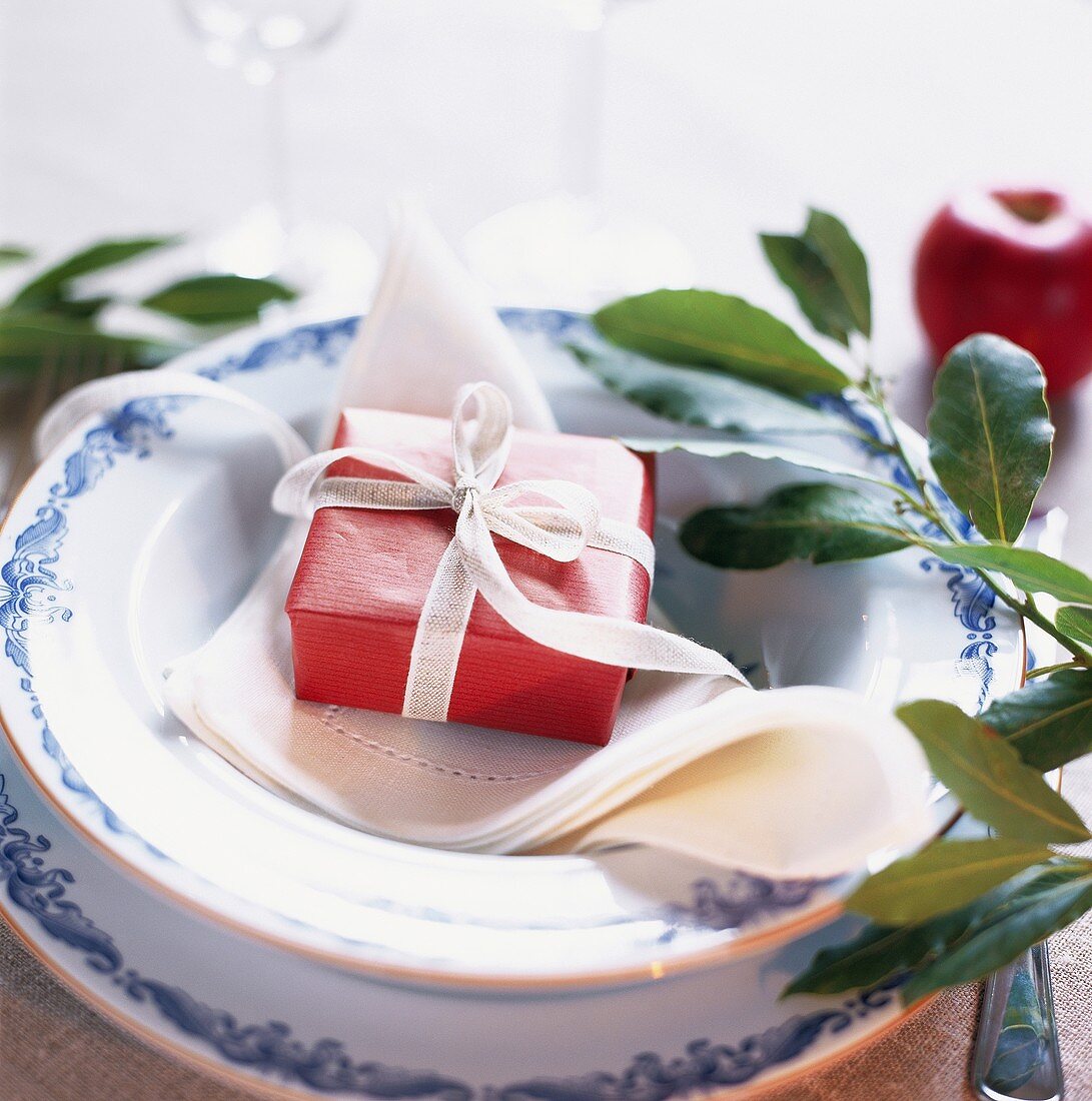 Place-setting with small parcel