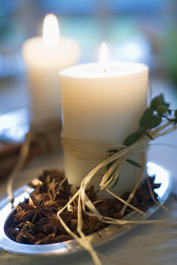 Brennende Kerzen als weihnachtliche Tischdeko