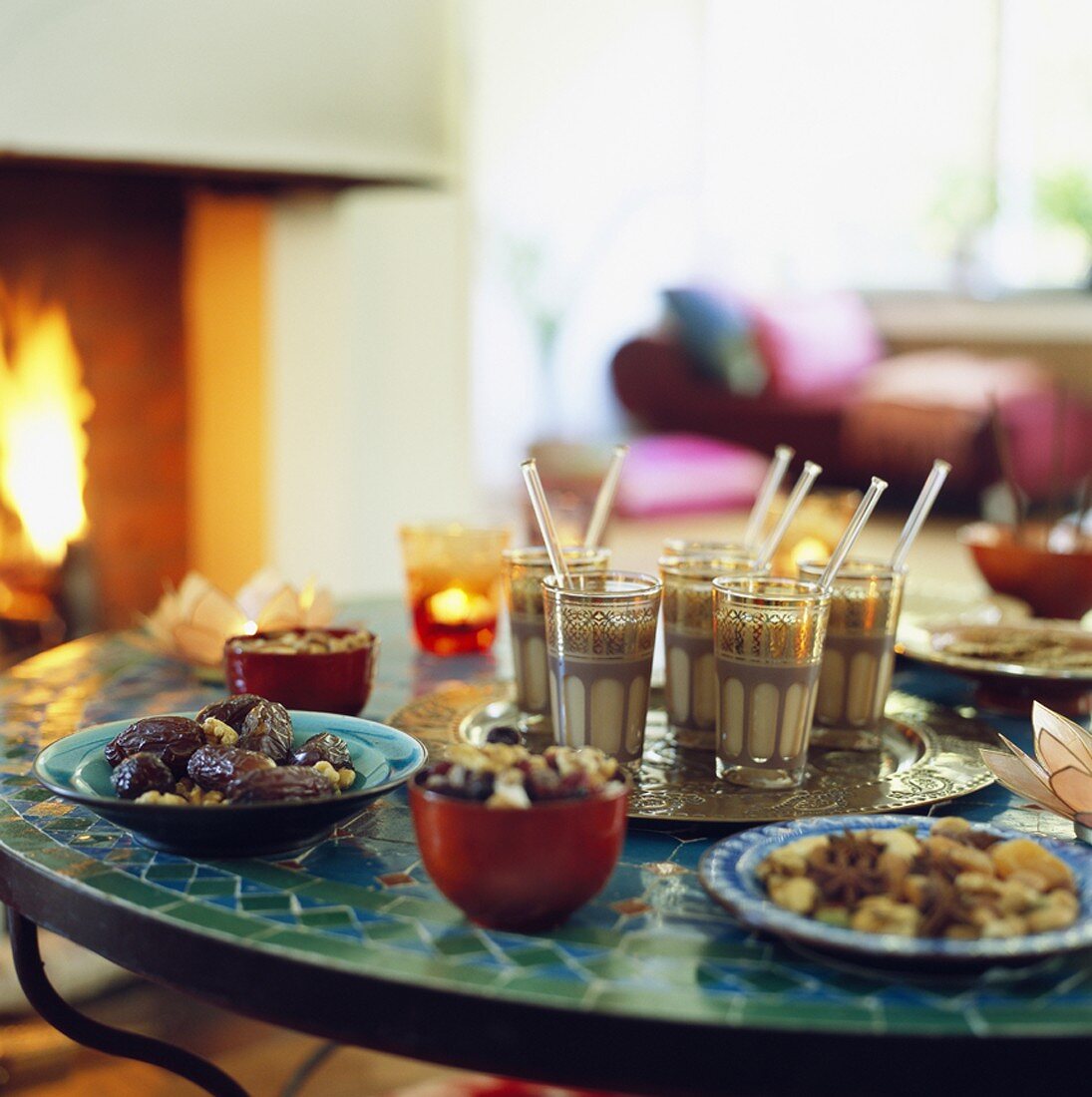 Kaffee und Snacks auf Tisch vor Kamin