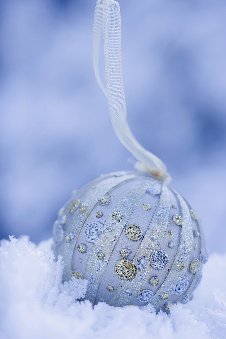 Christbaumkugel im Schnee