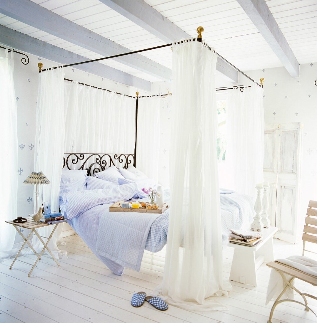 Schlafzimmer in Weiß im romantischen Landhausstil mit Metall-Himmelbett