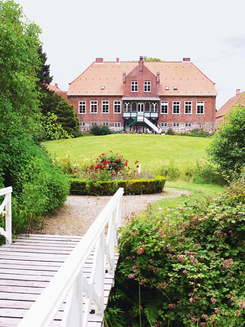 Blick auf das Haupthaus auf Gut Krieseby, Schleswig-Holstein