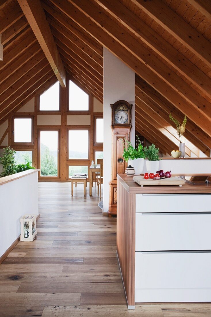 Elegante Küche im Dachgeschoss