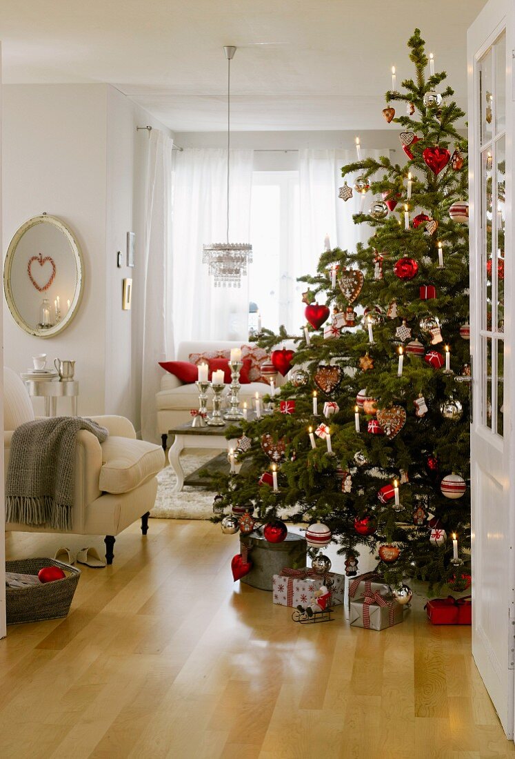 Weihnachtsbaum in Rot, Weiß, Silber und Naturtönen geschmückt