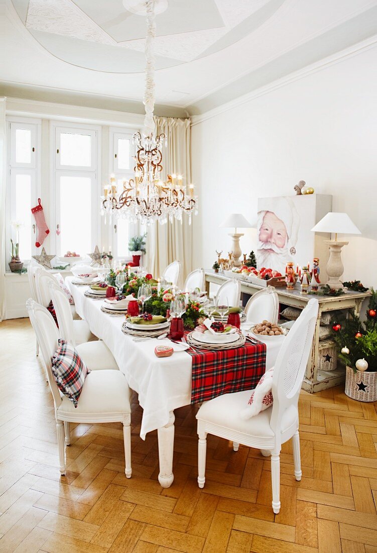 Weihnachtliche Tafel mit schottischem Tischläufer im Landhausstil