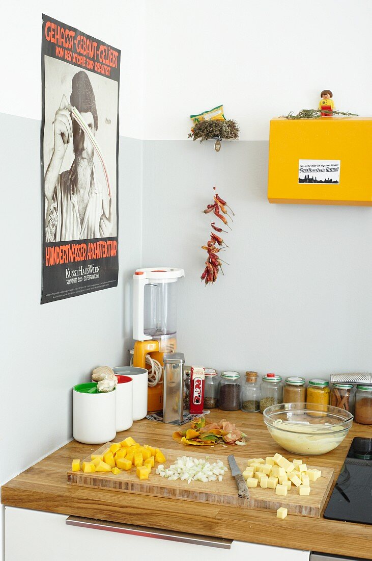 Zutaten für Käsesalat mit Mango auf Küchenarbeitsplatte einer Studentenküche