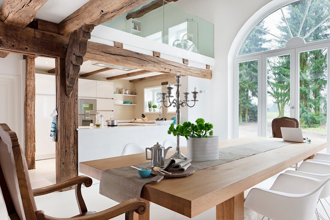 Offener Wohnraum mit Holzbalkendecke, Küche, Essbereich & Galerie