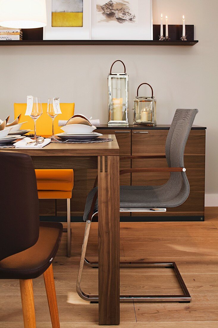 Dining room in shades of brown with sideboard, dining table & cantilever chairs