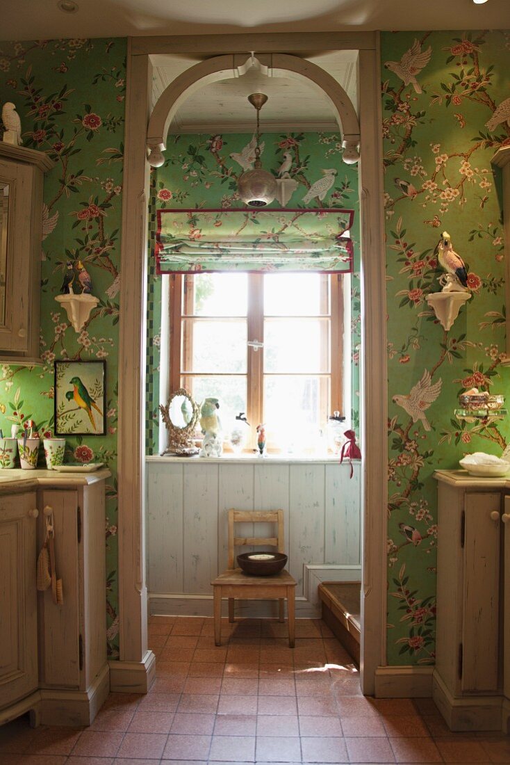Badezimmer mit grüner Tapete, Blumen- & Vogelmotiven