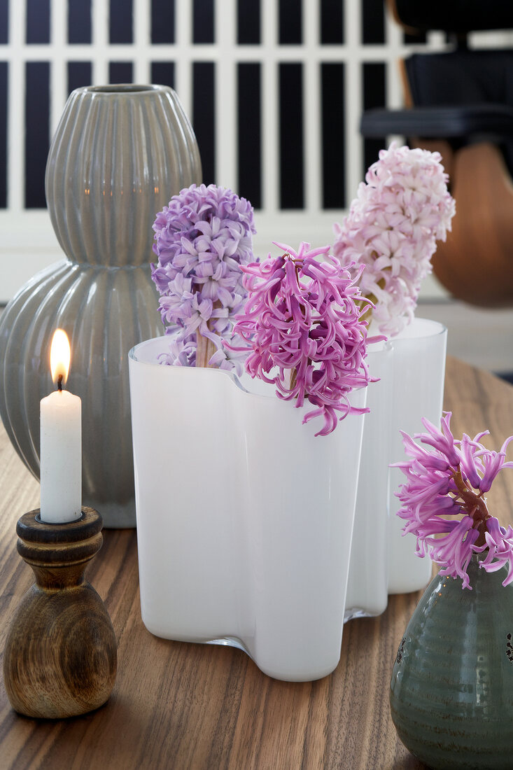 Kerzenleuchter aus Holz & verschiedene Vasen mit Hyazinthenblüten als Tischdekoration