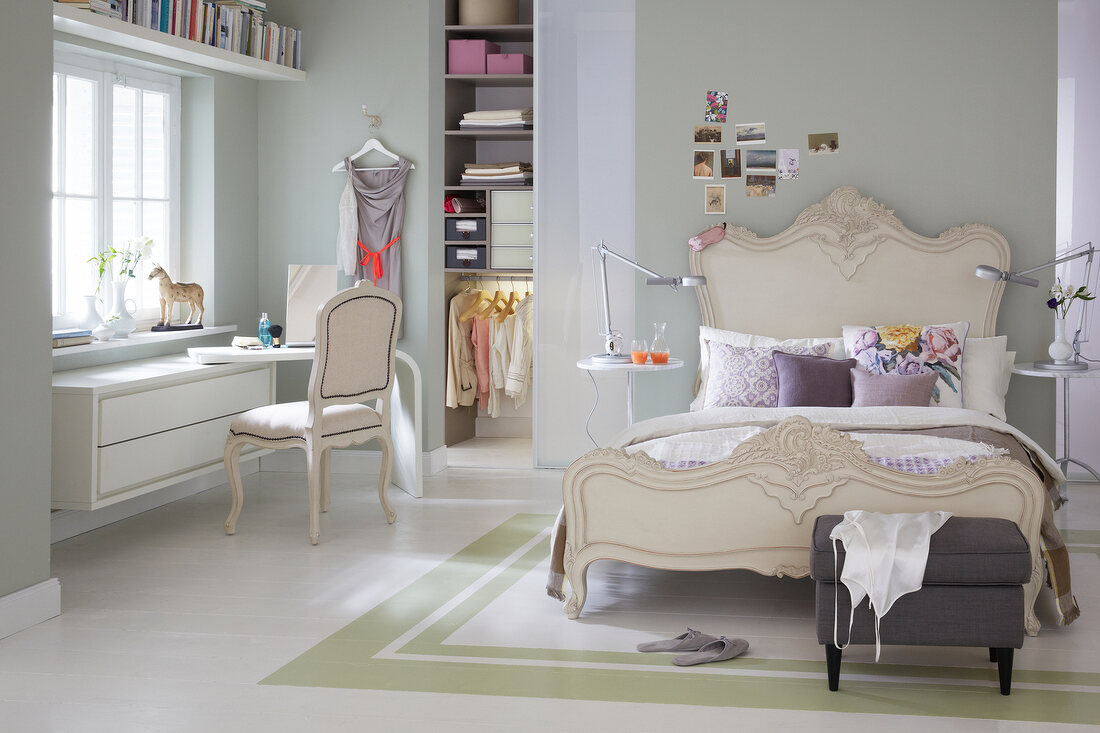 Romantisches Schlafzimmer mit antikem weißem Holzbett & begehbarem Kleiderschrank