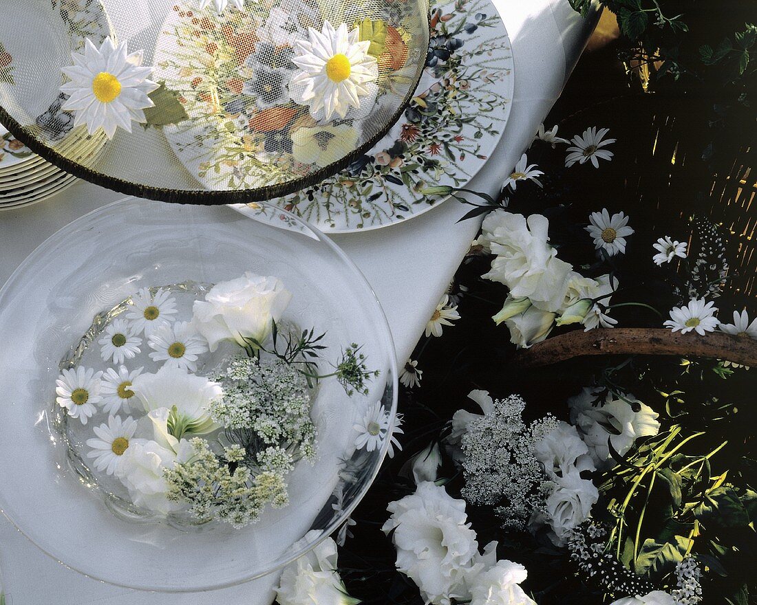weiße Blüten als Tischdeko
