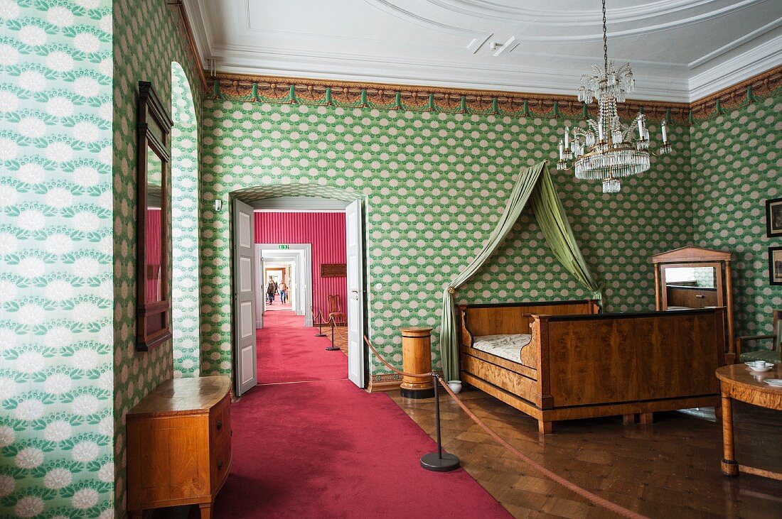 Schloss Corvey - Schlafzimmer mit Biedermeier Doppelbett und Baldachin aus Stoff vor tapezierten Wänden